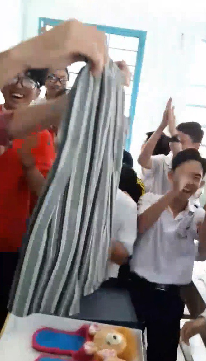 Học sinh tặng sinh nhật thầy thùng xốp chứa cả tiệm tạp hóa gây sốt